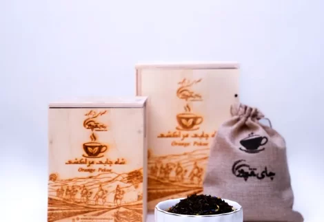نمای کامل شاه چای مراکشی با جعبه چوبی حکاکی‌شده و بسته‌بندی کنفی برند تقی‌پور